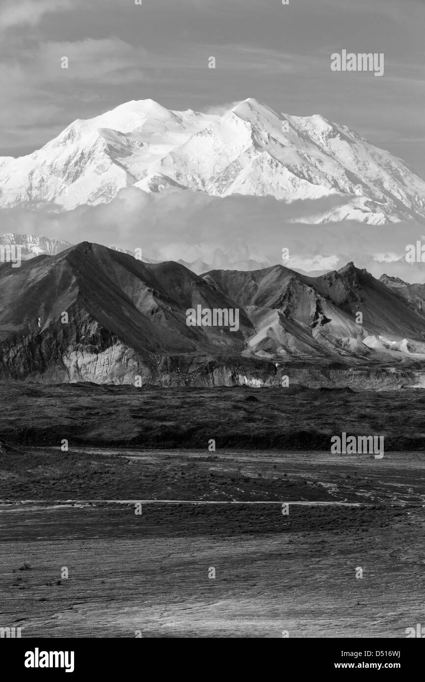Noir et blanc voir Mt. McKinley (Denali Mountain), pt le plus élevé en Amérique du Nord (20 320') du côté ouest de Denali National Park Banque D'Images