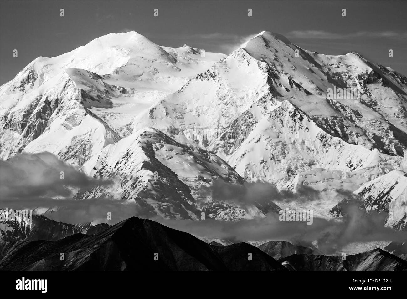 Noir et blanc voir Mt. McKinley (Denali Mountain), pt le plus élevé en Amérique du Nord (20 320') du côté ouest de Denali National Park Banque D'Images