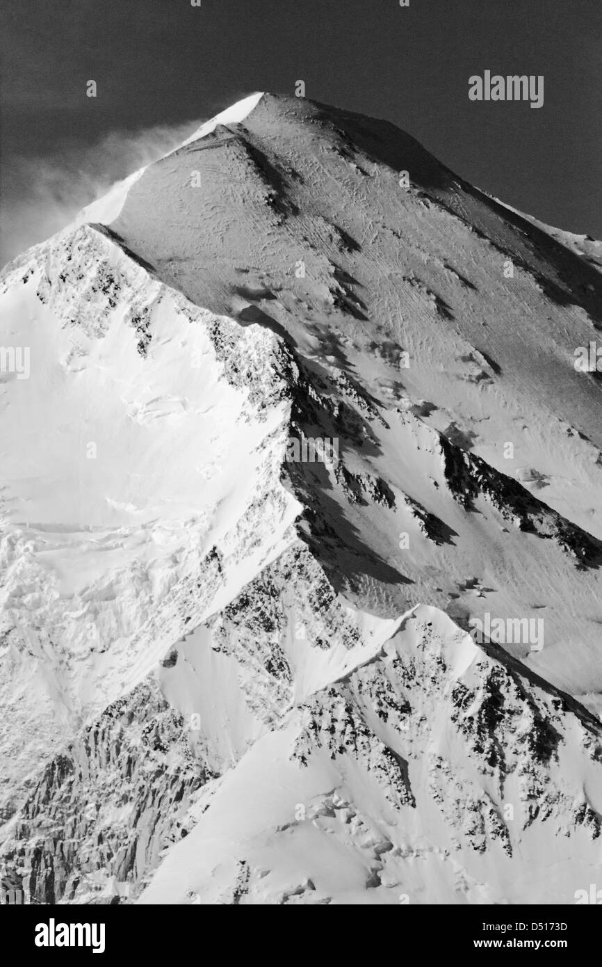 Noir et blanc voir Mt. McKinley (Denali Mountain), pt le plus élevé en Amérique du Nord (20 320') du côté ouest de Denali National Park Banque D'Images