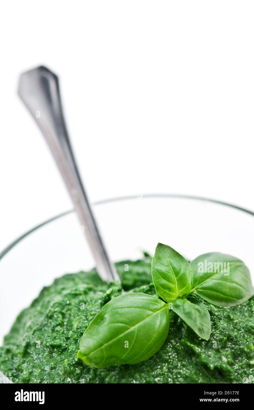 Pesto sauce isolated on white Banque D'Images