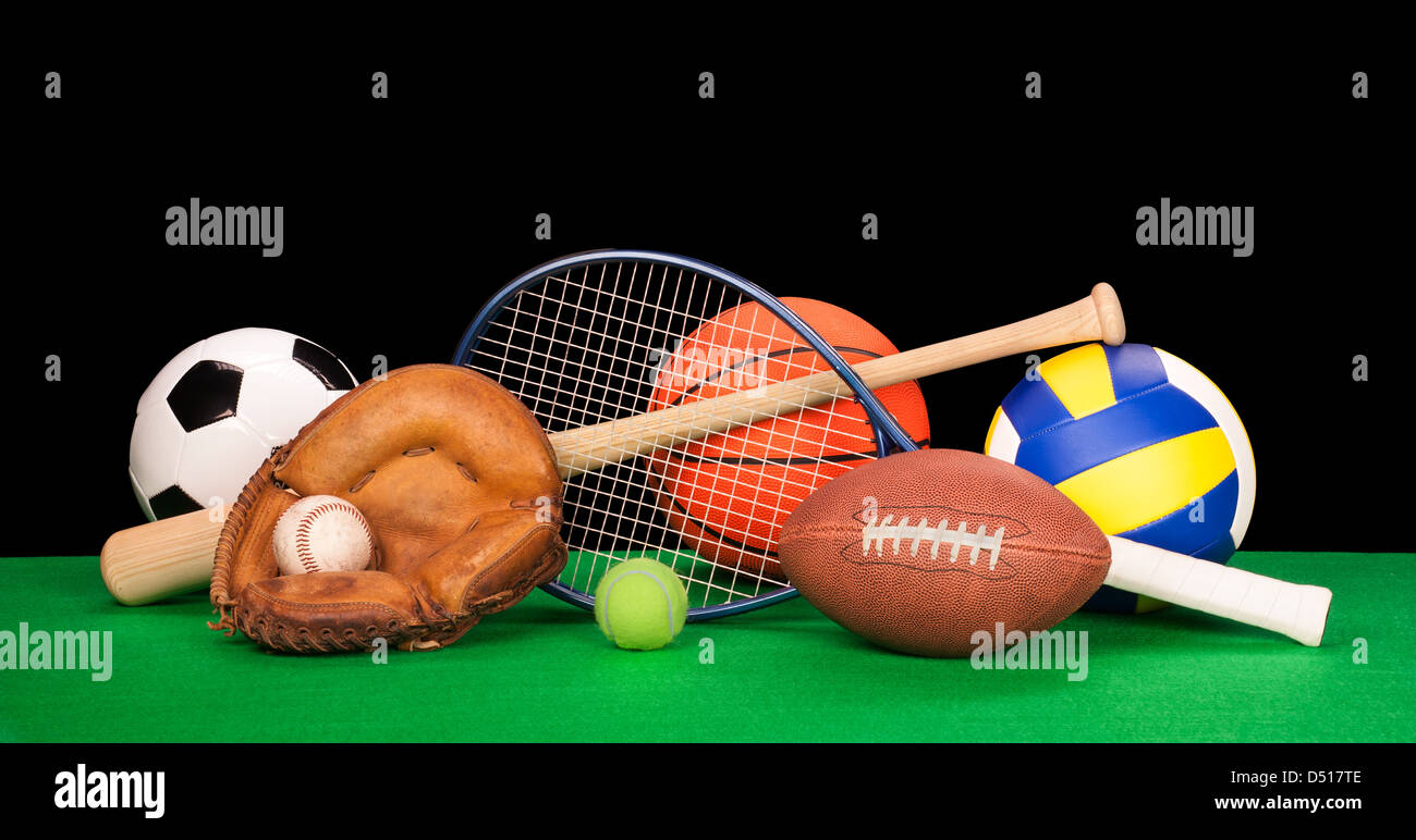 Une collection d'équipements sportifs sur le feutre vert avec clack arrière-plan. Banque D'Images
