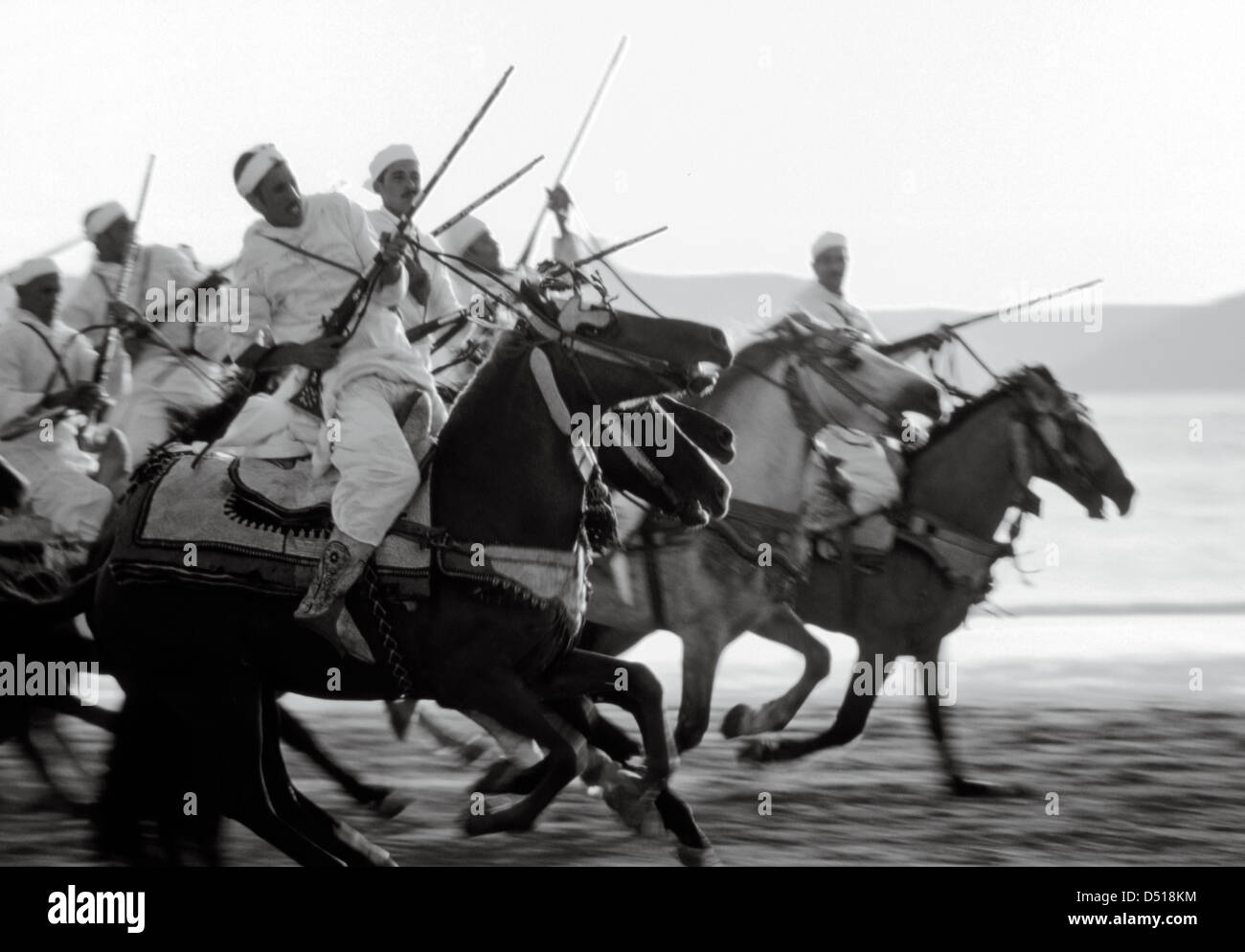 Une charge de cavalerie fantaisie sur la plage à Essaouira Banque D'Images