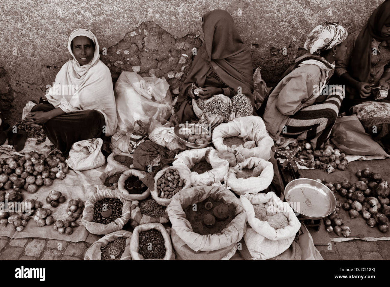 Femme vendant des légumes et épices dans la rue, Jugol (vieille ville), l'Ethiopie Harar Banque D'Images