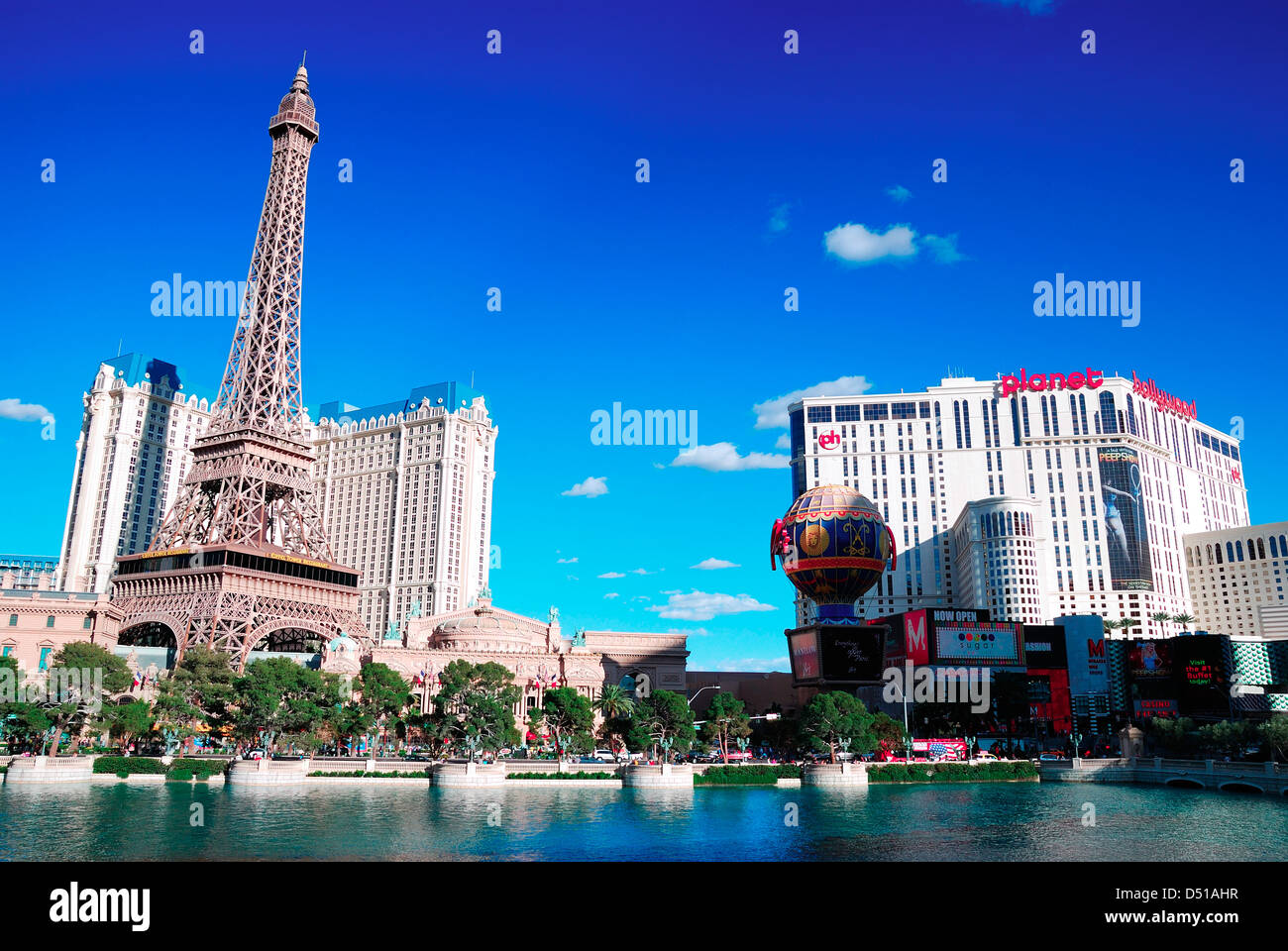 Paris et Planet Hollywood Hotel Casino, Las Vegas, avec le lac sur la  réglette Photo Stock - Alamy