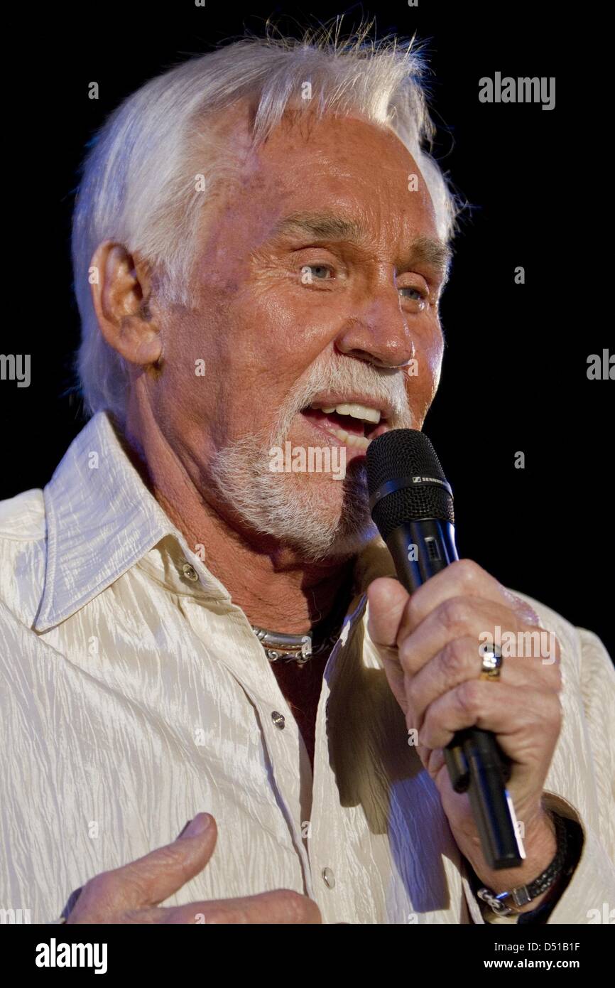 Le 21 mars 2013 - Solana Beach, CA, USA - Le 21 mars 2013 - Solana Beach, CA, USA - Grammy Award Winning artist Kenny Rogers a effectué une série intime au ventre en taverne à Solana Beach, Californie...(Image Crédit : å© Daniel Knighton/ZUMA Press (crédit Image : © Daniel Knighton/ZUMAPRESS.com) Banque D'Images