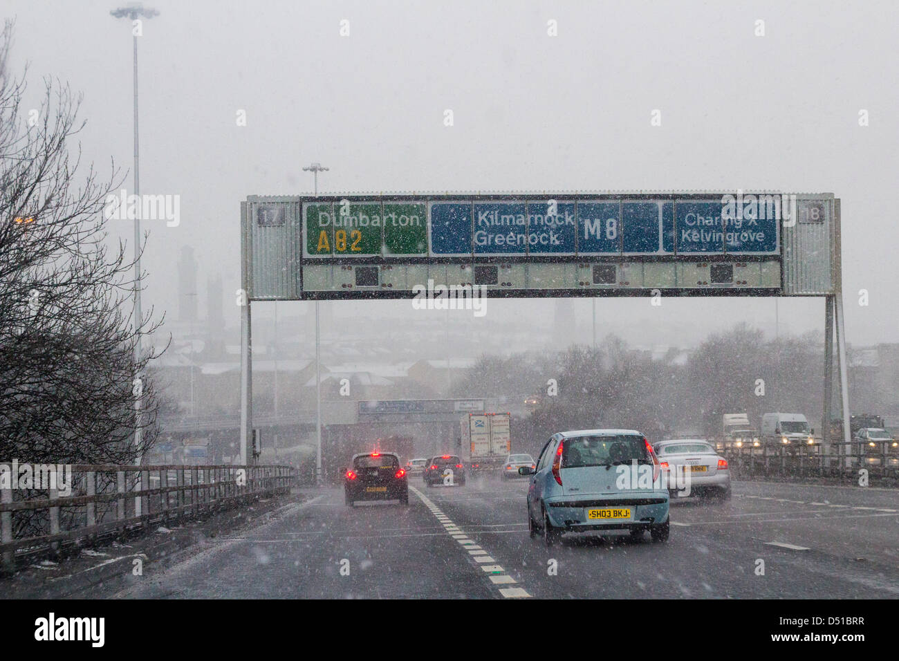 Glasgow, Ecosse, Royaume-Uni. 22 mars 2013. Conditions de conduite difficiles comme la neige et le blizzard a frappé l'Ecosse. Susceptibles d'être supérieures à 40 cm de sol et continuer tout au long de la journée. Crédit : Paul Stewart / Alamy Live News Banque D'Images