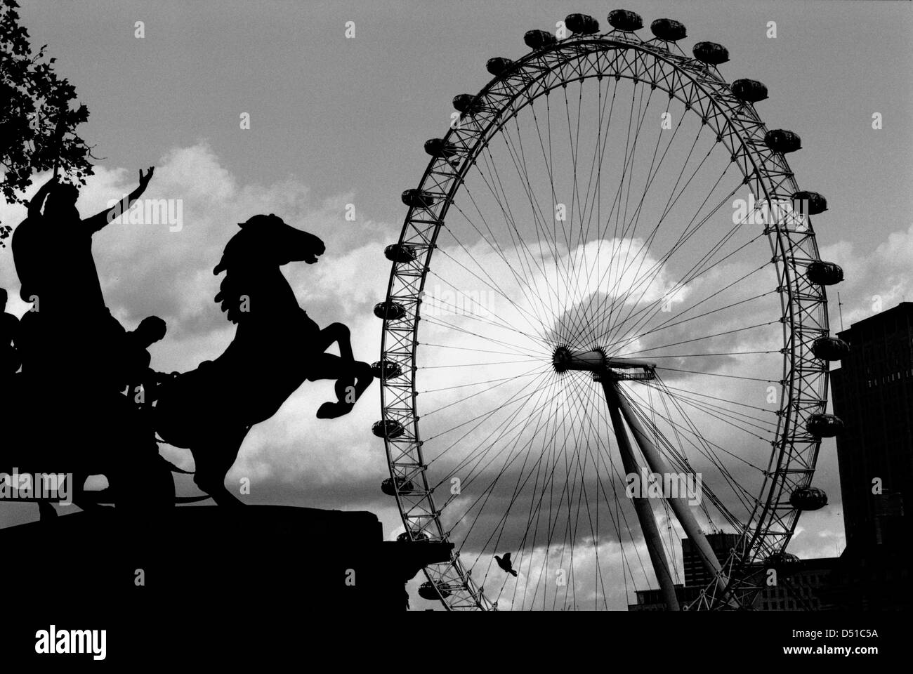 Une vue sur le London eye et statue Boadicea Banque D'Images