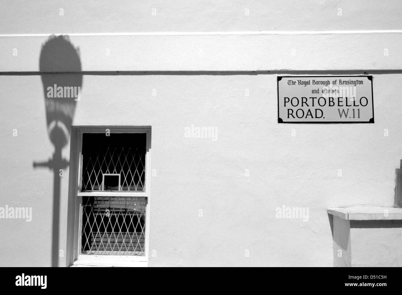 Ombre d'un lampadaire tombe sur un mur, Portobello Road, Londres, Royaume-Uni. Banque D'Images