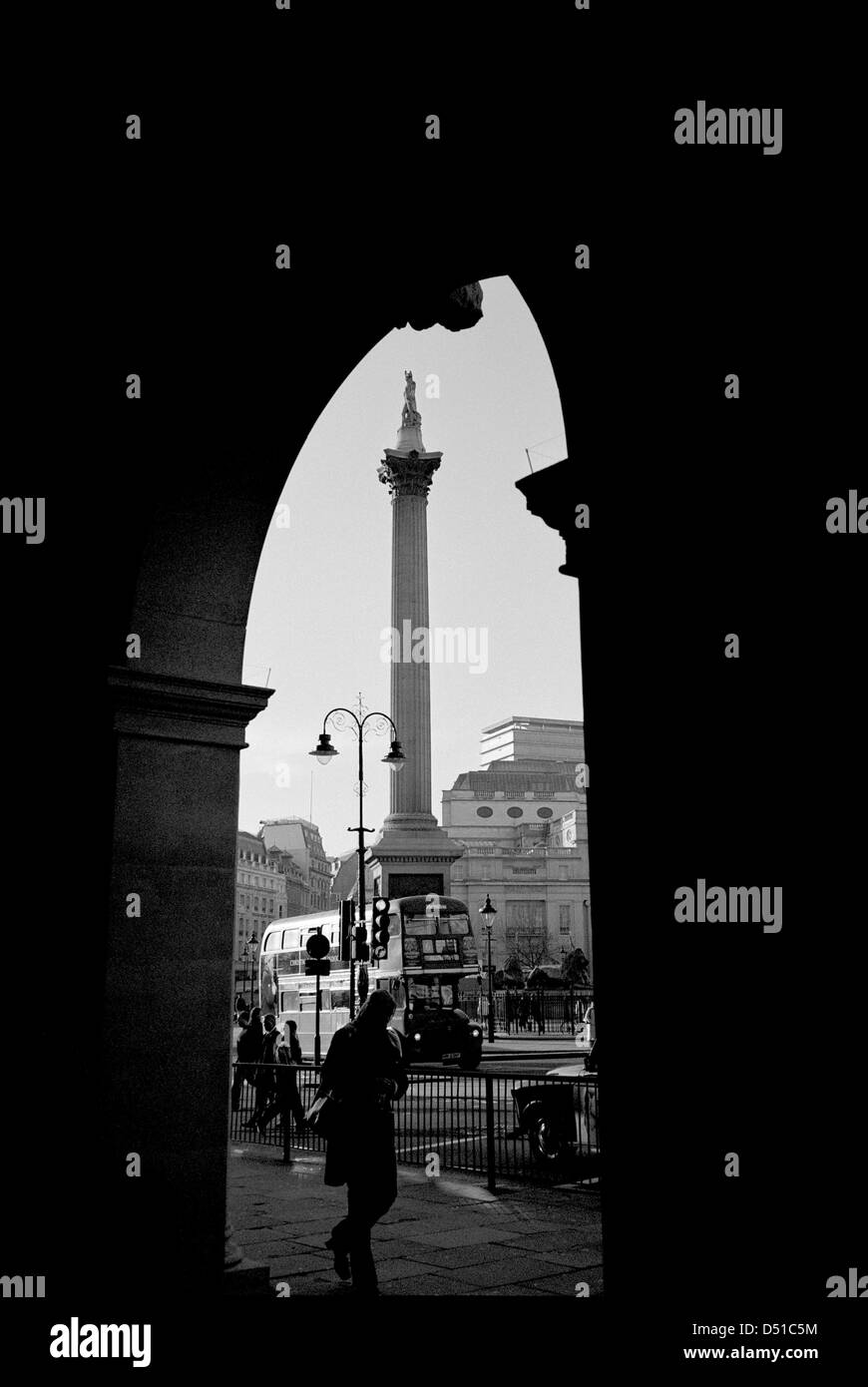 La colonne Nelson encadrée par une arche, Trafalgar Square, Londres, Royaume-Uni. Banque D'Images