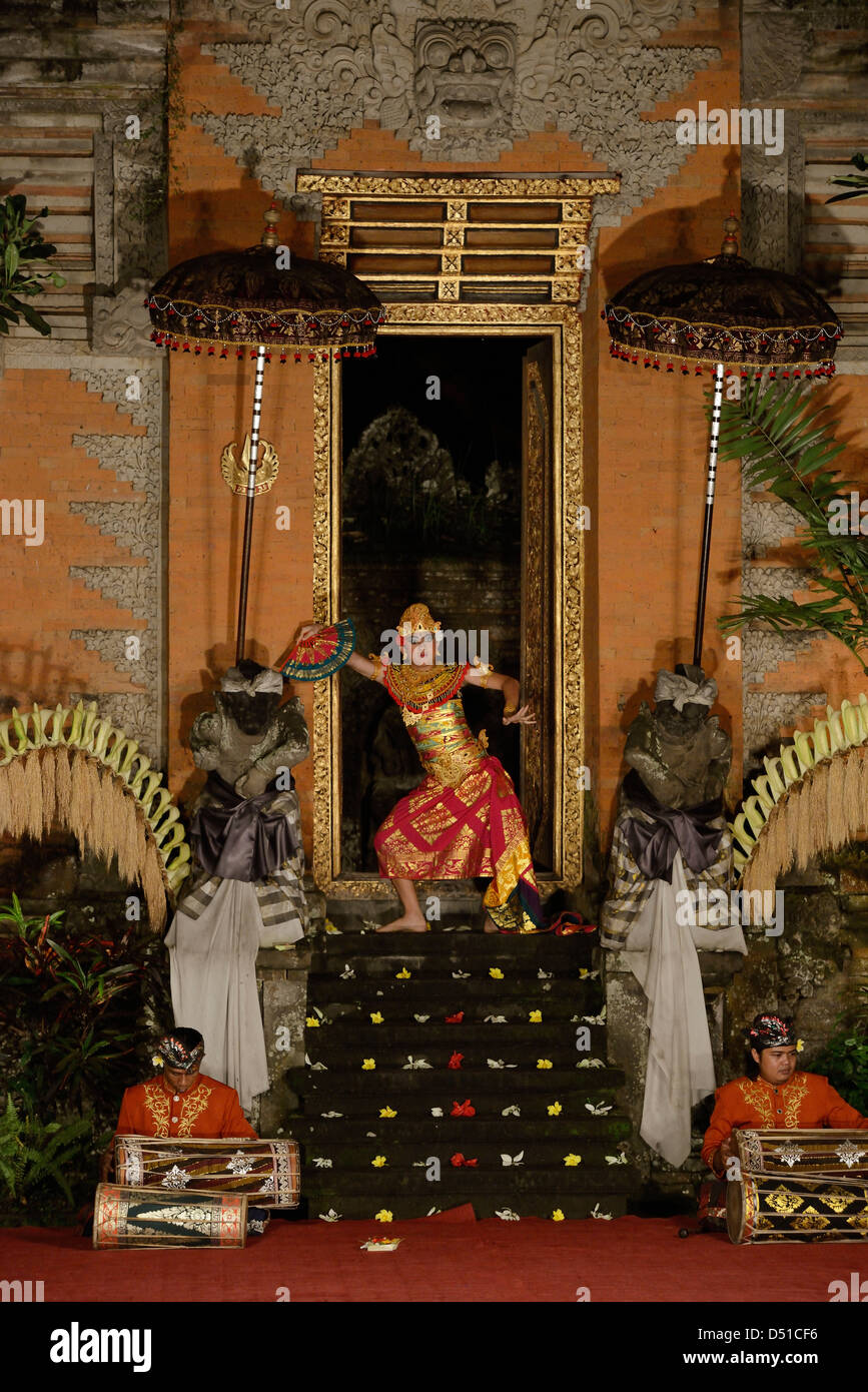 L'Asie, INDONÉSIE, Bali, Ubud, région centrale, la danse traditionnelle dans le Puri Saren Palace Banque D'Images