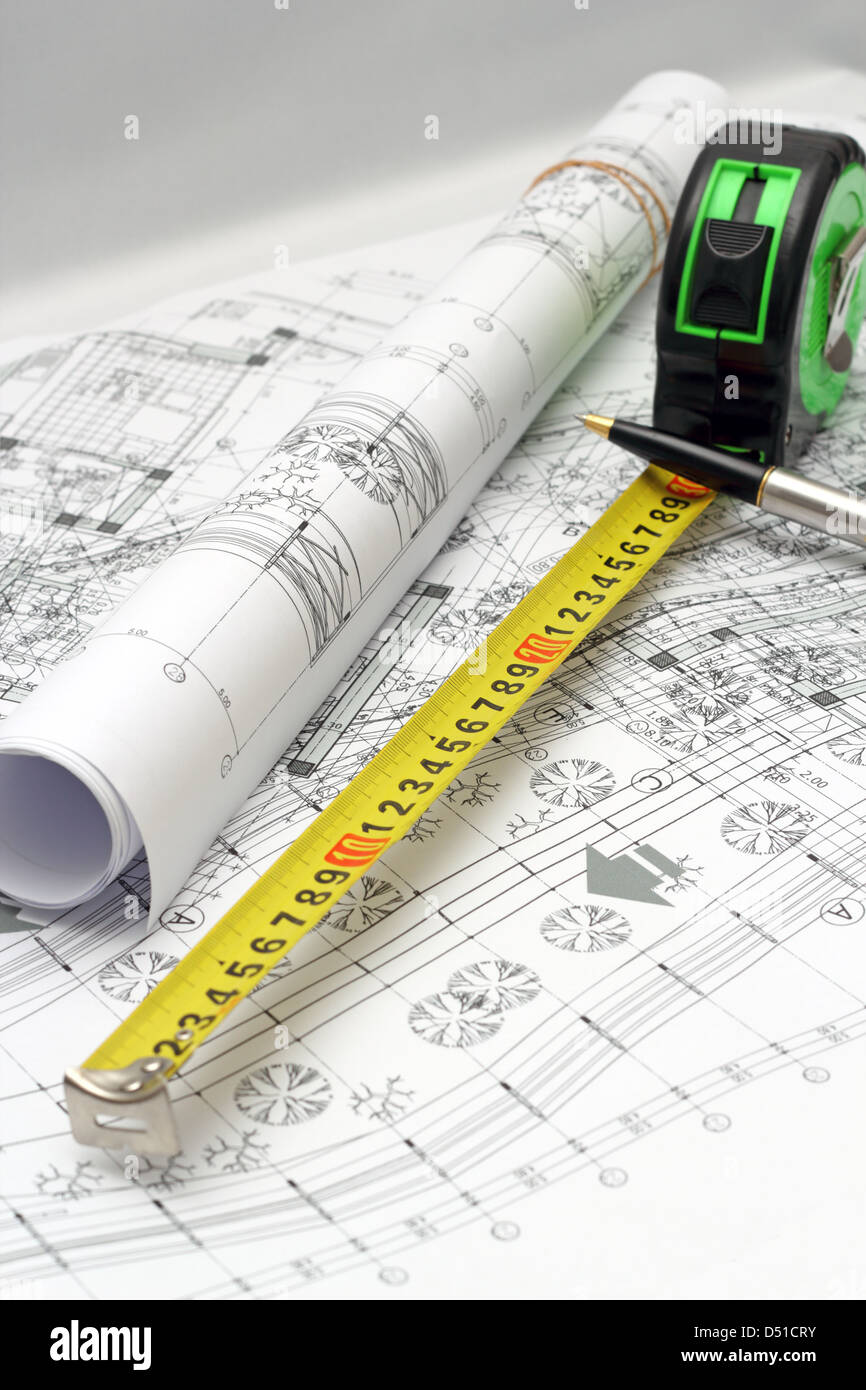 Détail d'un tableau de travail ingénieur avec des plans sur papier et d'instruments Banque D'Images