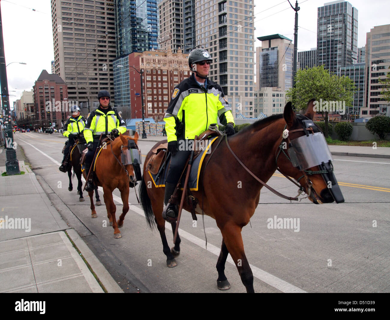 Seattle Police Department les officiers montés sur des chevaux à une démonstration de la police de Seattle, Washington, USA Banque D'Images