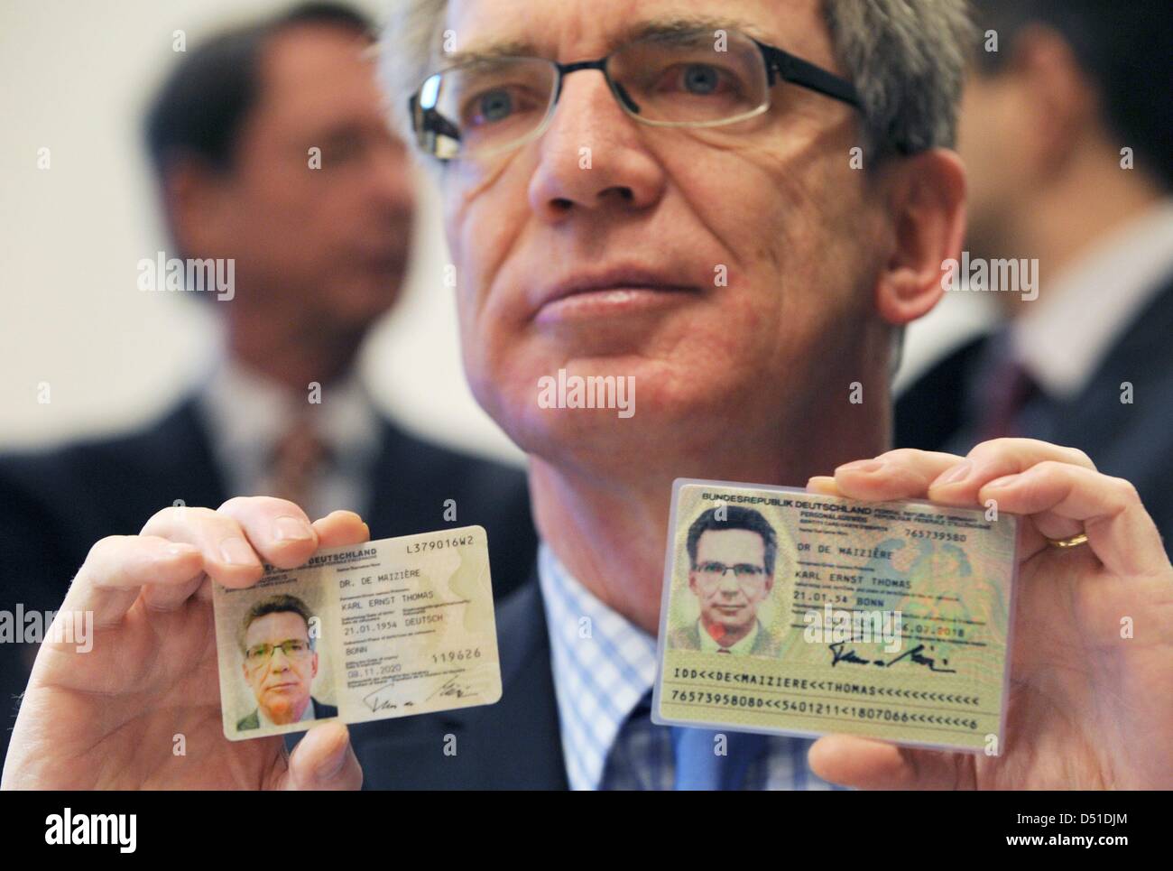 Le Ministre Allemand De L Interieur Thomas De Maiziere Presente Sa Nouvelle Carte D Identite De La Taille D Une Carte De Credit A Berlin Allemagne 03 Decembre 10 La Nouvelle Version Plus Petite Et Le Ministre Allemand De L Interieur Thomas De Maiziere Presente Sa Nouvelle Carte D Identite De La Taille D Une Carte De Credit A Berlin Allemagne 03 Decembre 10 La Nouvelle Version Plus Petite Et
