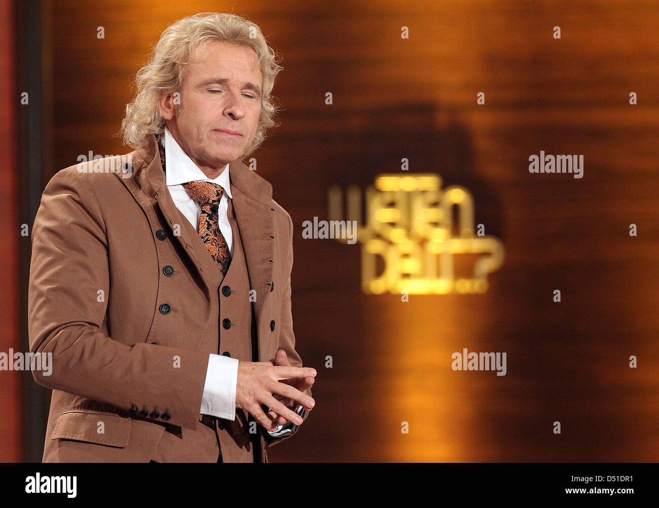 Plat modérateur Thomas Gottschalk quitte le 'Wetten, dass... ?' étape après un accident survenu au cours du show à Cologne, Allemagne, 4 décembre 2010. Bet postulant Samuel Koch avait essayé de sauter par dessus une voiture conduite au cours de l'émission de télévision allemande "Wetten, dass... ?". À son quatrième essai, il a heurté le véhicule et le poser sur le sol motionlessly. L'émission a été interrompue après l'accident. Le 23 Banque D'Images