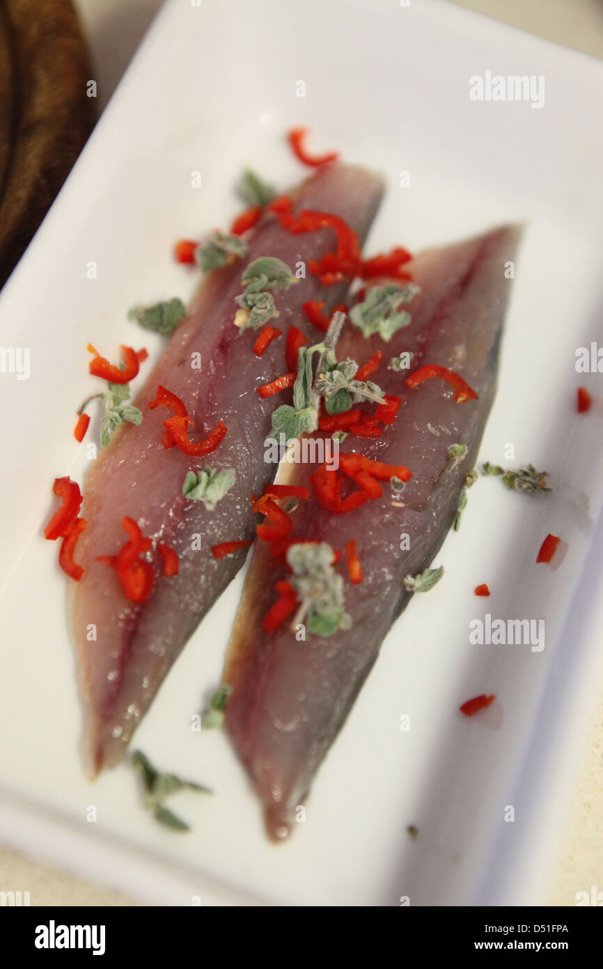 Filet de maquereau cru avec des herbes et épices Banque D'Images