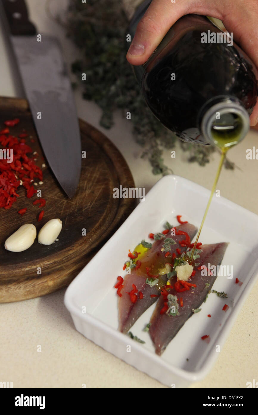 Filet de maquereau cru avec des herbes et épices Banque D'Images