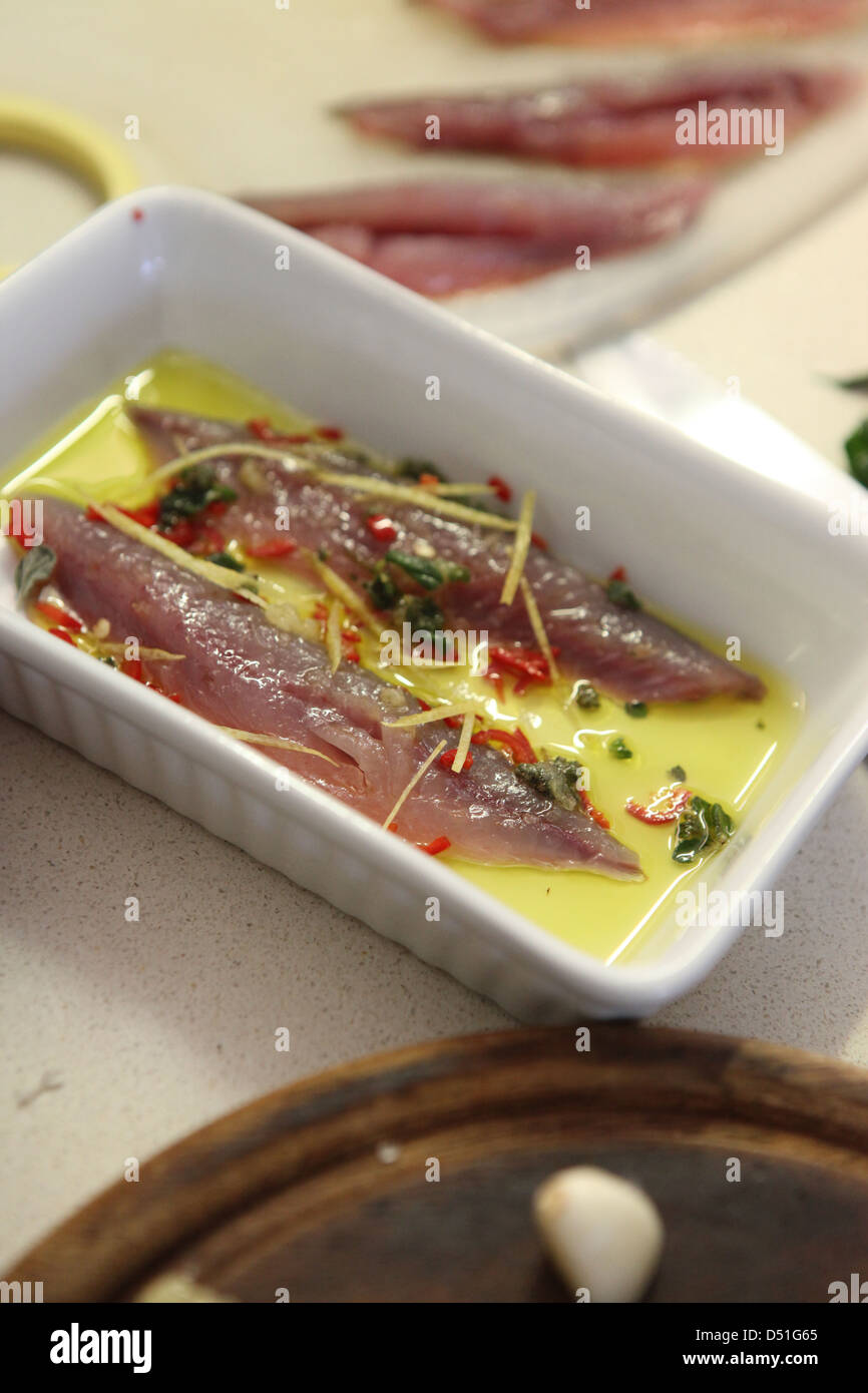 Filet de maquereau cru avec des herbes et épices Banque D'Images