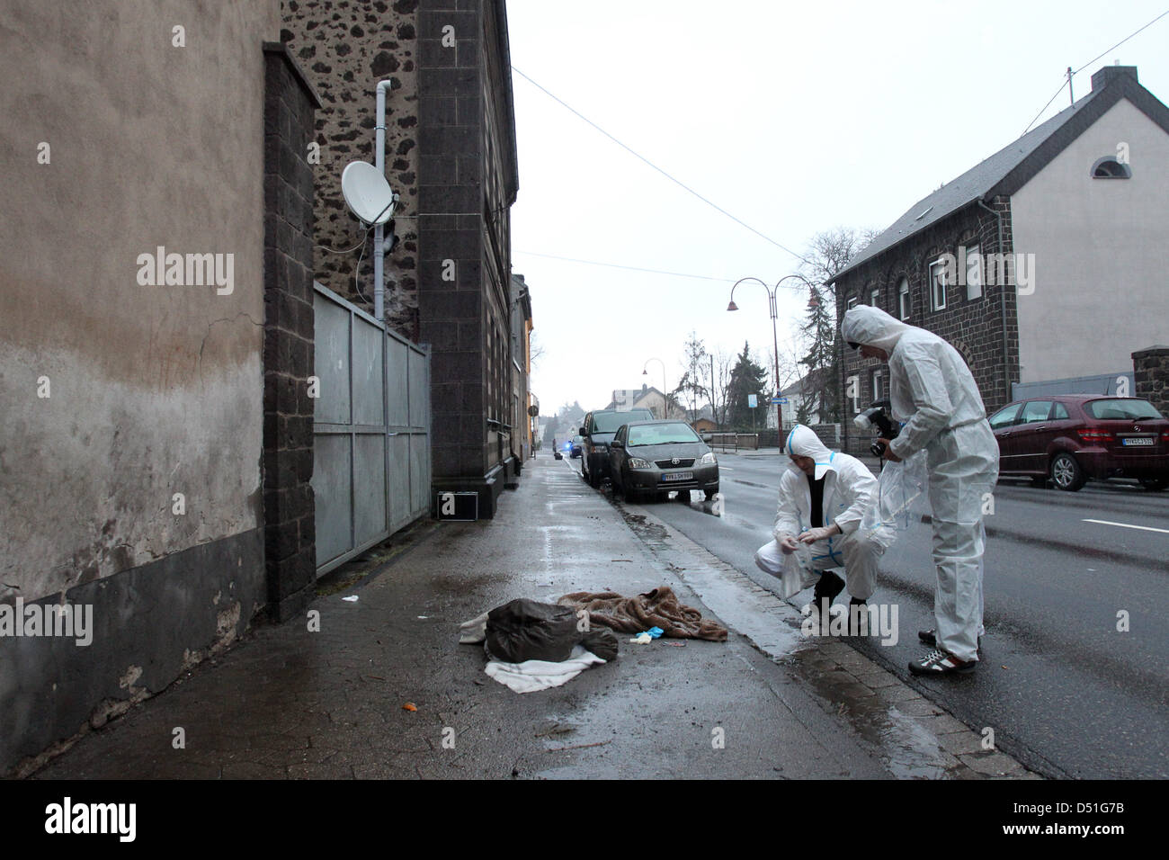 Forensics traces sécurisé à une maison à Kruft, qui a été précédemment ouverte par une rafale des armes spéciales et de l'unité tactique de Kruft, Allemagne, 12 décembre 2010. Deux personnes ont été tués et un autre gravement blessé au cours d'une fusillade à Kruft le 12 décembre 2010. Un porte-parole de la police de Kaiserslautern a déclaré que les deux personnes mortes ont été une fois que mari et femme. Photo : Thomas Frey Banque D'Images