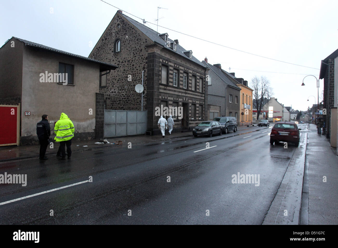 Forensics traces sécurisé à une maison à Kruft, qui a été précédemment ouverte par une rafale des armes spéciales et de l'unité tactique de Kruft, Allemagne, 12 décembre 2010. Deux personnes ont été tués et un autre gravement blessé au cours d'une fusillade à Kruft le 12 décembre 2010. Un porte-parole de la police de Kaiserslautern a déclaré que les deux personnes mortes ont été une fois que mari et femme. Photo : Thomas Frey Banque D'Images