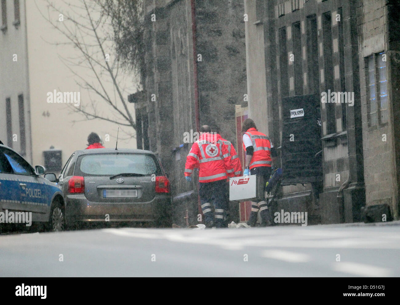 Les techniciens d'urgence médicale laisser un chambre à Kruft, qui a été précédemment ouverte par une rafale des armes spéciales et de l'unité tactique de Kruft, Allemagne, 12 décembre 2010. Deux personnes ont été tués et un autre gravement blessé au cours d'une fusillade à Kruft le 12 décembre 2010. Un porte-parole de la police de Kaiserslautern a déclaré que les deux personnes mortes ont été une fois que mari et femme. Photo : Thomas Frey Banque D'Images