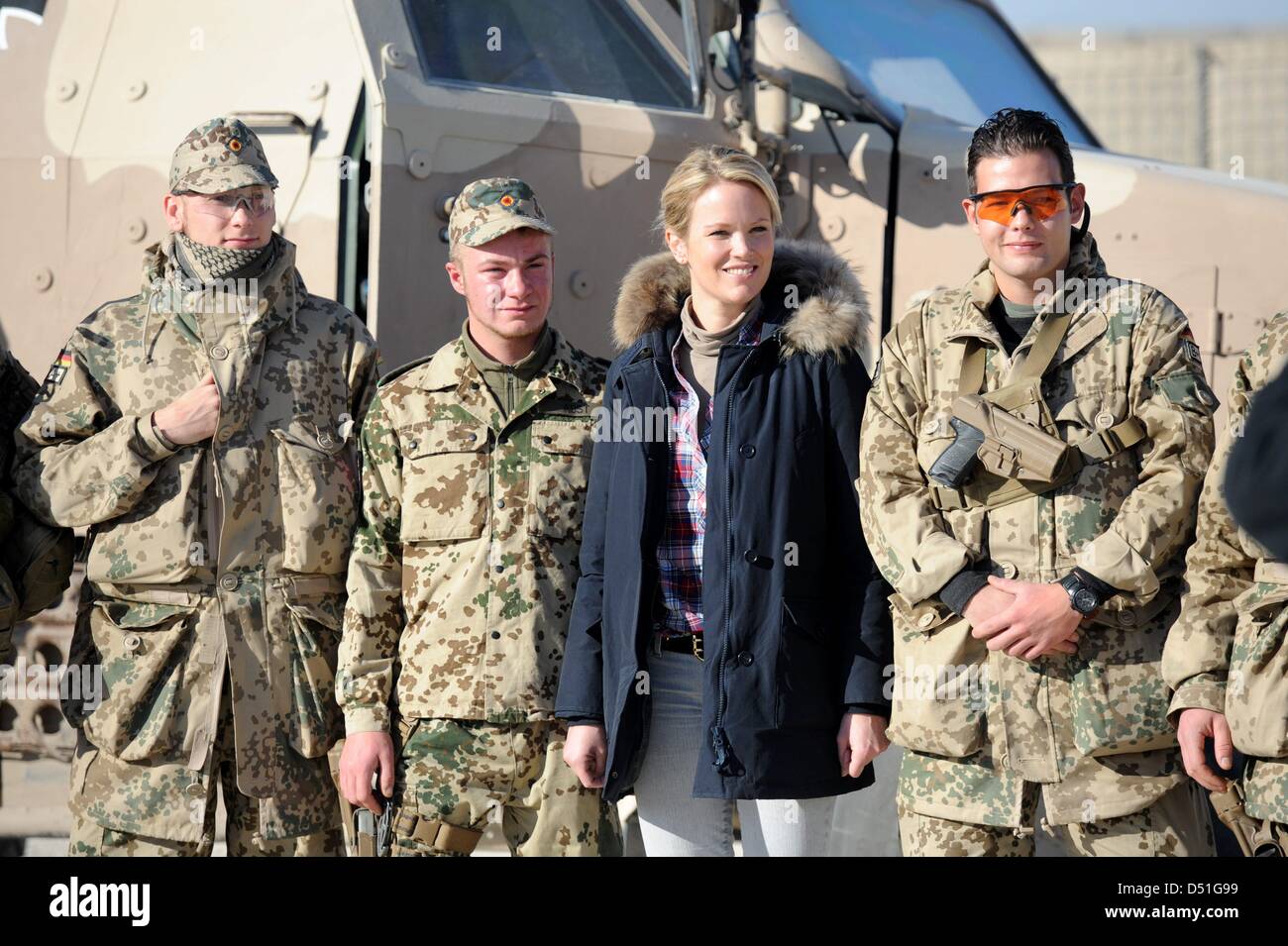 Stefanie zu Guttenberg unterhält sich Am Montag (13.12.2010) im Feldlager Kundus der Bundeswehr mit einem Soldaten. Verteidigungsminister Guttenberg besucht die des Bundeswehrsoldaten Einsatzkontingents la FIAS en Afghanistan. Foto : Maurizio Gambarini dpa Banque D'Images