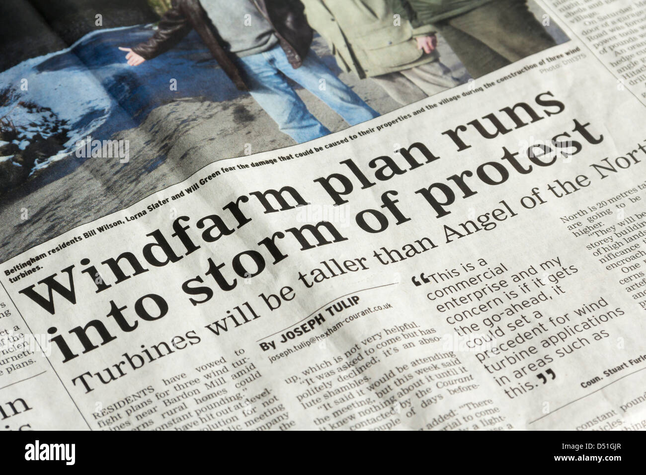 Titre sur les objections d'un parc éolien près de Bardon Mill, Northumberland, sur la première page du journal courant de Hexham. Banque D'Images