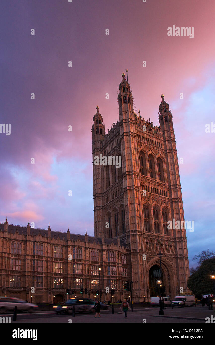 Au coucher du soleil la Tour Victoria, chambres du Parlement, le Palais de Westminster, Londres, Angleterre, RU, FR Banque D'Images