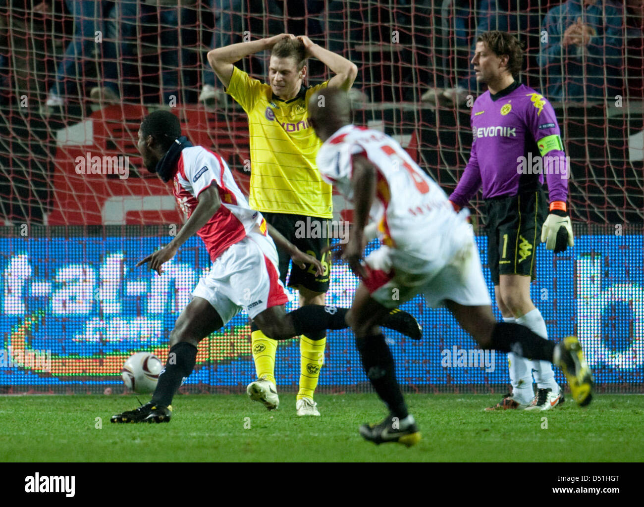 Sevilla's Romaric (L) célèbre avec coéquipier Didier Zokora après avoir marqué l'égaliseur 1-1 lors de l'UEFA Europa League groupe J match entre FC Séville et Borussia Dortmund dans le stade Ramon Sanchez Pizjuan de Séville, Espagne, le 15 décembre 2010. Action de Lukasz Dortmunds (2L) et le gardien Roman Weidenfeller (R). Photo : Bernd Thissen Banque D'Images