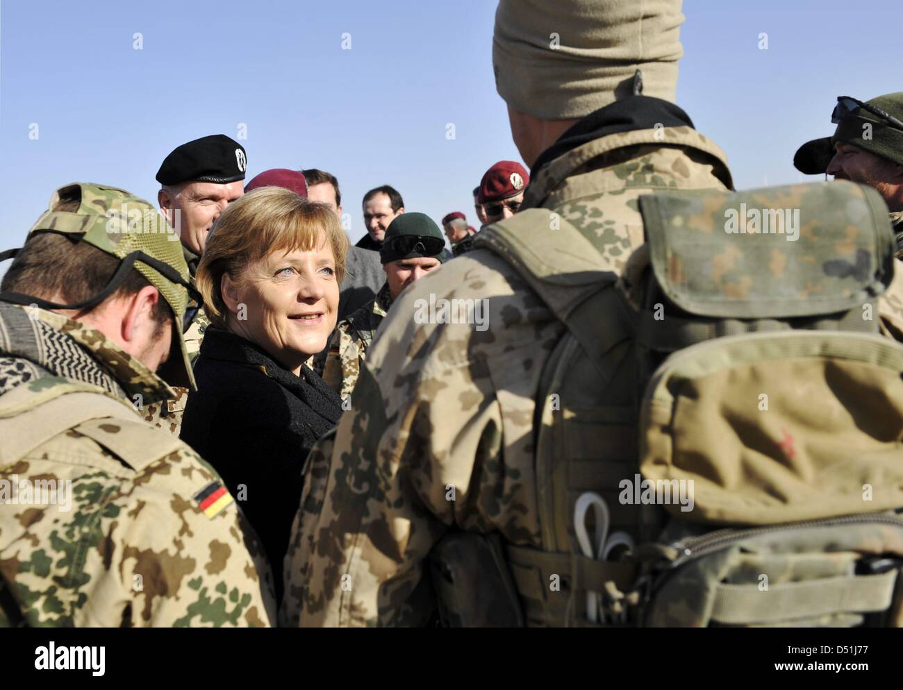 Angela Merkel Bundeskanzlerin unterhält sich am Samstag (du 18.12.2010) im Feldlager mit à Kunduz. Bundeswehrsoldaten Merkel wollte den deutschen Soldaten en Afghanistan Weihnachtsgrüße überbringen, doch der Besuch wird von einer bitteren Nachricht überschattet : Ein junger un Bundeswehr-Soldat starb Unfall. Foto : Bundesregierung / Steffen Kugler / dpa Banque D'Images