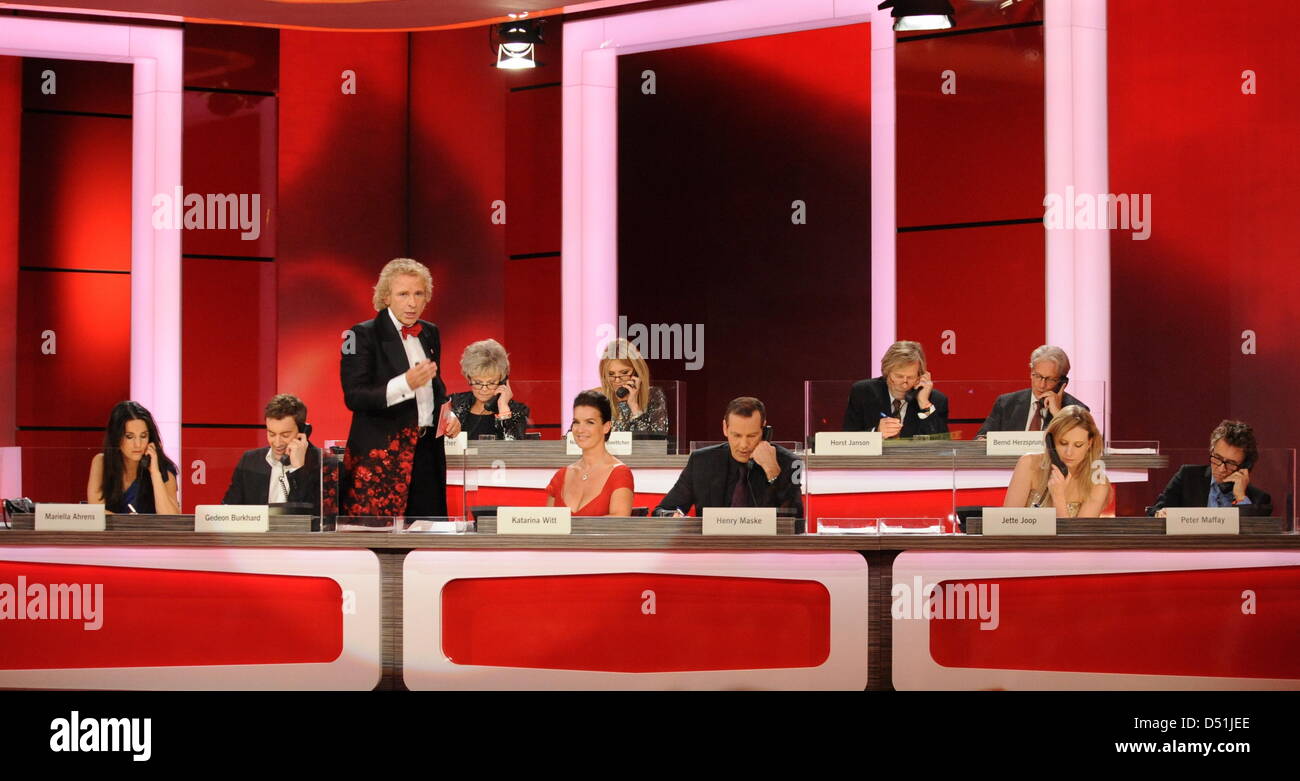 Artiste Thomas Gottschalk se tient entre plat étoile qui parlent à la hotline de don au cours de l'événement de collecte de fonds 'Ein Herz für Kinder' ('Un coeur pour les enfants") à Berlin, Allemagne, 18 décembre 2010. La chaîne de télévision allemande ZDF et le journal "Bild" a recueilli des dons de charité pour les enfants en Allemagne et le monde entier. Crédit photo : Frank obligatoire se Banque D'Images