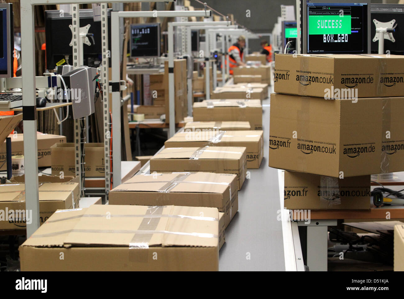 Amazon von arbeiteten Verpackungsstation in der von Amazon à Werne (Foto  vom 08.12.2010). Beim Versandhändler Weihnachten vor herrscht Hochbetrieb.  Keiner anderen Zeit zu werden so viele Bestellungen verschickt. Foto :  Roland Weihrauch