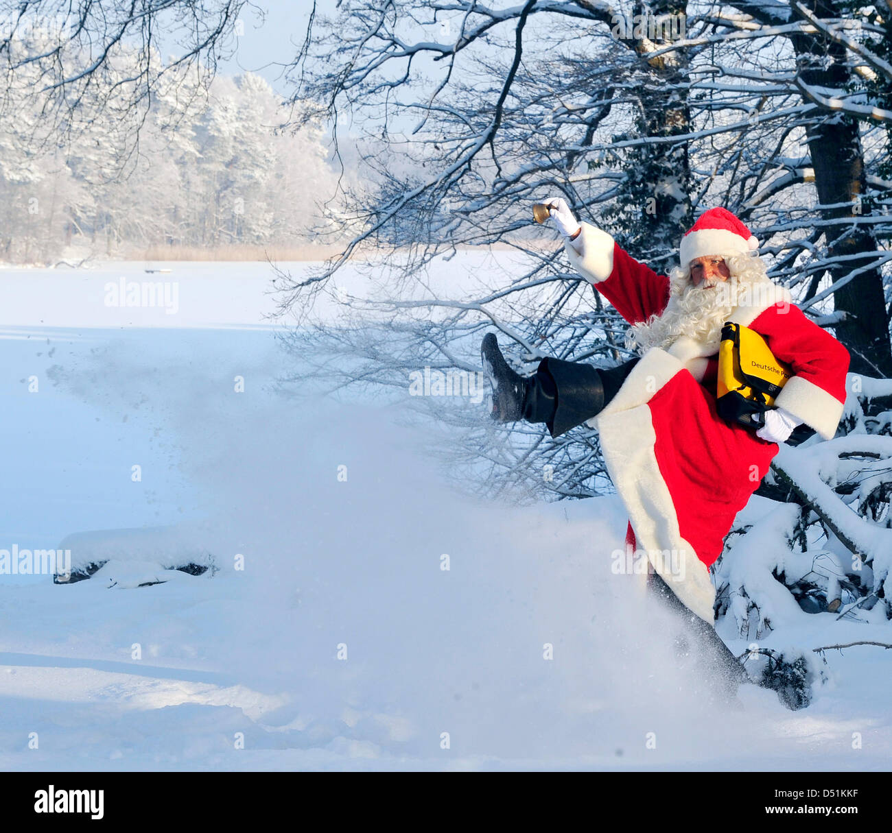 Santa trudges dans la neige profonde pour les fêtes de bureau de poste de Himmelpfort, Allemagne, le 21 décembre 2010. 21 enfants avec notamment des listes de souhaits originales ont été choisis pour répondre avec le Père Noël et recevoir un cadeau surprise. 260 000 lettres de tous les coins du monde ont déjà été répondu à cette année par le bureau de poste de Noël. Photo : Bernd Settnik Banque D'Images