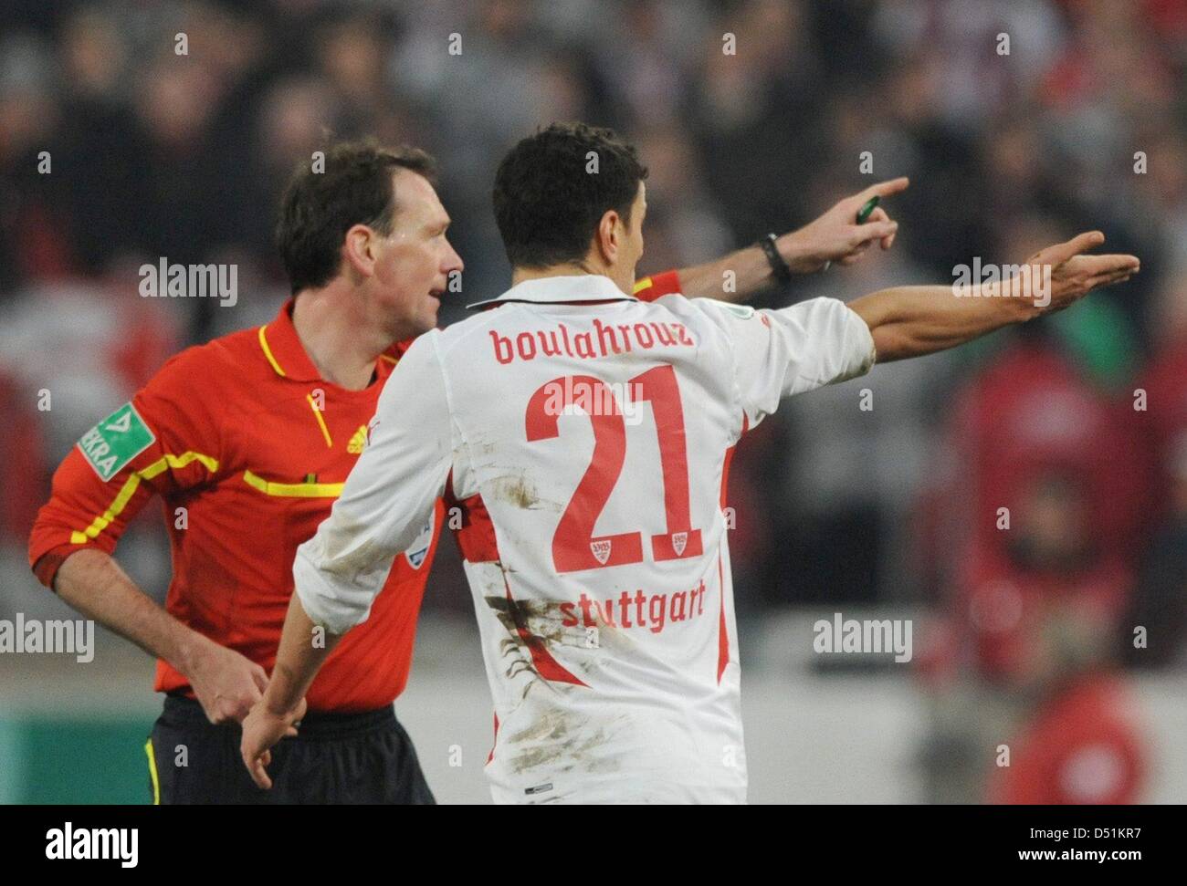 Arbitre Florian Meyer (L) de Stuttgart, envoie Khalid Boulahrouz (R) hors du terrain au cours de la DFB 16 dernier match le VfB Stuttgart et le FC Bayern de Munich à la Mercedes-Benz Arena de Stuttgart, Allemagne, 22 décembre 2010. Stuttgart a perdu 3-6 à Munich. Photo : Marijan Murat Banque D'Images