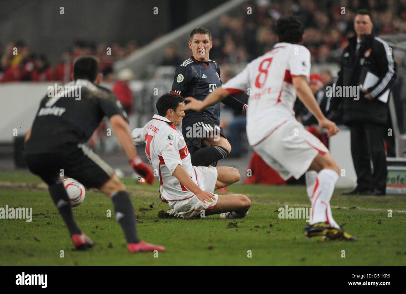 Khalid Boulahrouz de Stuttgart (2-L) commet une faute sur Munich Bastian Schweinsteiger (C) au cours de la DFB 16 dernier match le VfB Stuttgart et le FC Bayern de Munich à la Mercedes-Benz Arena de Stuttgart, Allemagne, 22 décembre 2010. Stuttgart a perdu 3-6 à Munich. Photo : Marijan Murat Banque D'Images