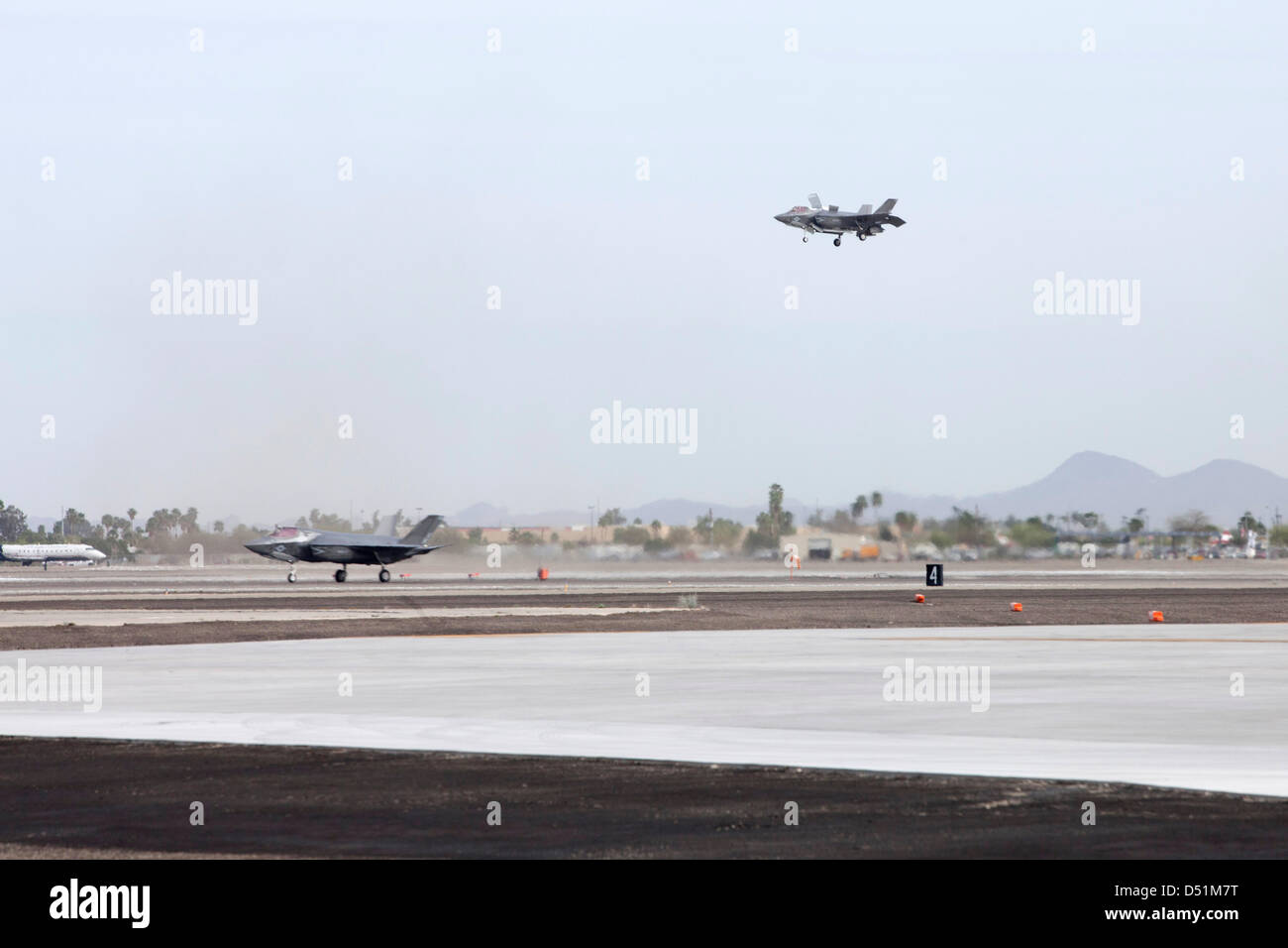 Un US Marine Corps F-35B Lightning II stealth fighter aircraft rend le tout premier décollage court et atterrissage vertical, 21 mars 2013 à Marine Corps Air Station Yuma, AZ. Banque D'Images