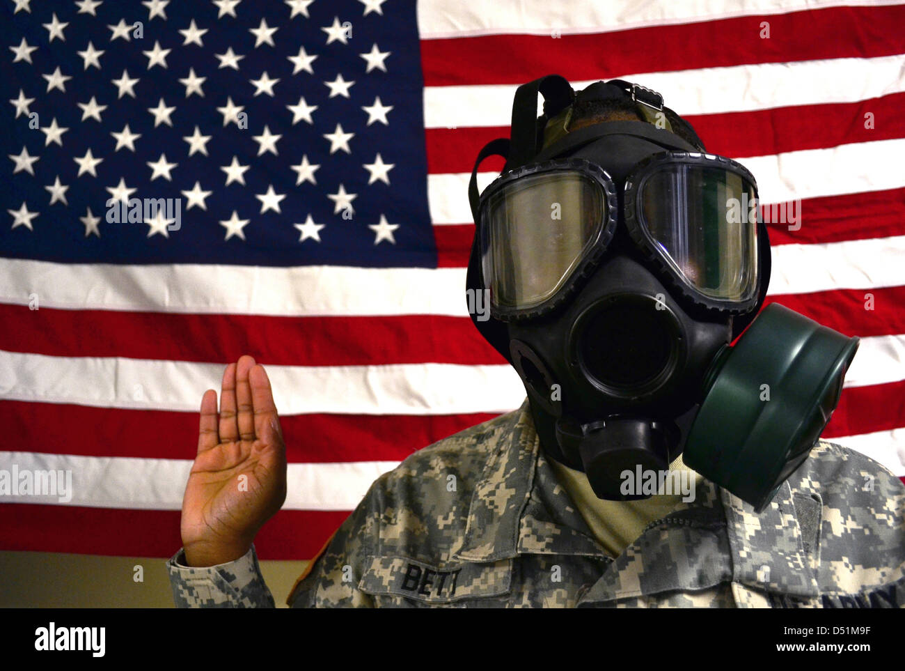 Des soldats portant des masques à gaz prendre part à une cérémonie de réinscription dans la chambre à gaz à Fort Eustis la gamme nucléaire, biologique et chimique Le 21 mars 2013 à Newport News, Virginie . Banque D'Images