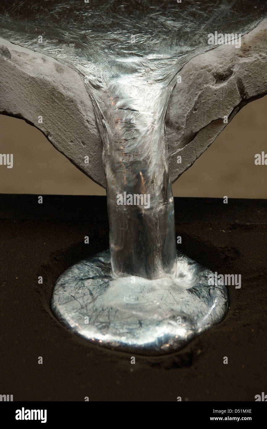 Afp) - Un fichier photo, datée du 14 novembre 2008, indique l'aluminium  liquide est versé sur une surface à la fonderie à Poessneck, Allemagne.  L'explosion des prix des matières premières est devenu
