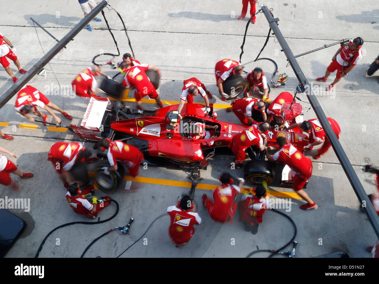 Sport Automobile : Championnat du Monde de Formule 1 de la FIA 2013, Grand Prix de Malaisie, l'équipe de la Scuderia Ferrari au cours de formation pit stop Banque D'Images