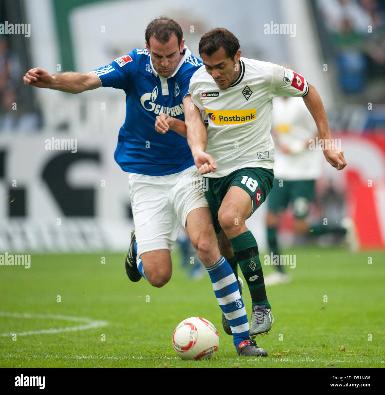 Le Christoph Metzelder Schalke (L) et de Juan Fernando Arango Moenchengladbach lutte pour la balle à la Veltins Arena lors d'un match de Bundesliga entre Schalke 04 et le Borussia Moenchengladbach à Gelsenkirchen, Allemagne, le 25 septembre 2010. Le jeu s'est terminé 2-2. Photo : Bernd Thissen Banque D'Images