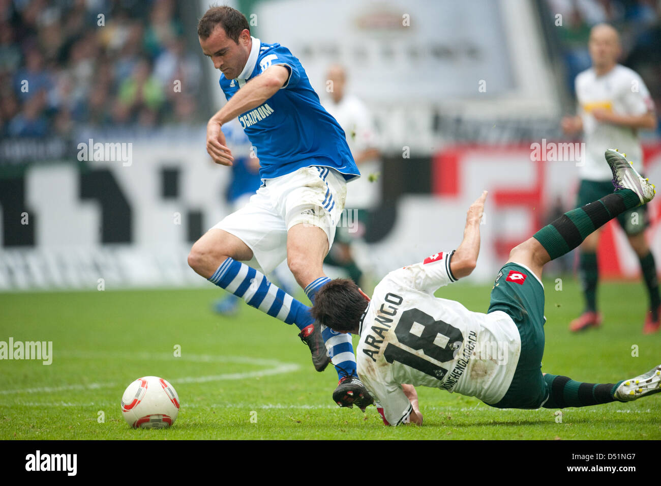 Le Christoph Metzelder Schalke et Juan Fernando Arango de Moenchengladbach lutte pour la balle à la Veltins Arena lors d'un match de Bundesliga entre Schalke 04 et le Borussia Moenchengladbach à Gelsenkirchen, Allemagne, le 25 septembre 2010. Le jeu s'est terminé 2-2. Photo : Bernd Thissen Banque D'Images