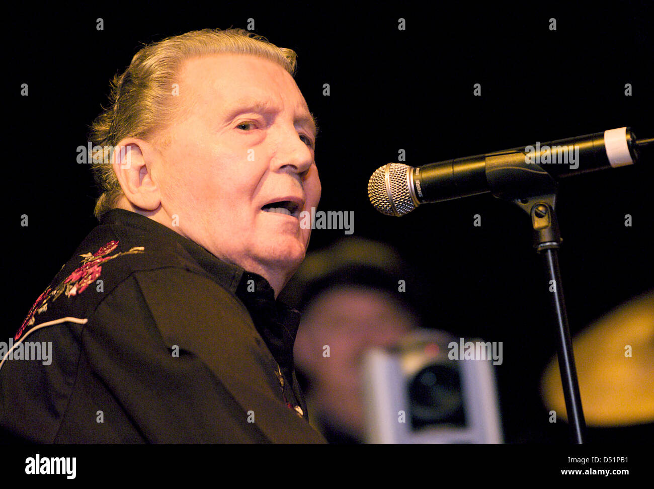 (Dossier) - Un fichier photo datée du 14 novembre 2009 montre la chanteuse country rock américain et Jerry Lee Lewis pendant un concert à la salle de concert Ballsporthalle à Francfort, Allemagne. Lewis aura 75 ans le 29 septembre 2010. Photo : Uwe Anspach Banque D'Images