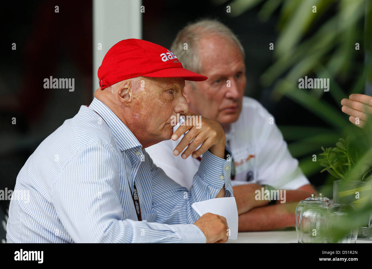 Sport Automobile : Championnat du Monde de Formule 1 de la FIA 2013, Grand Prix de Malaisie, Niki Lauda (AUT, Mercedes AMG Petronas F1 Team), le Dr Helmut Marko (AUT, Infiniti Red Bull Racing), Banque D'Images