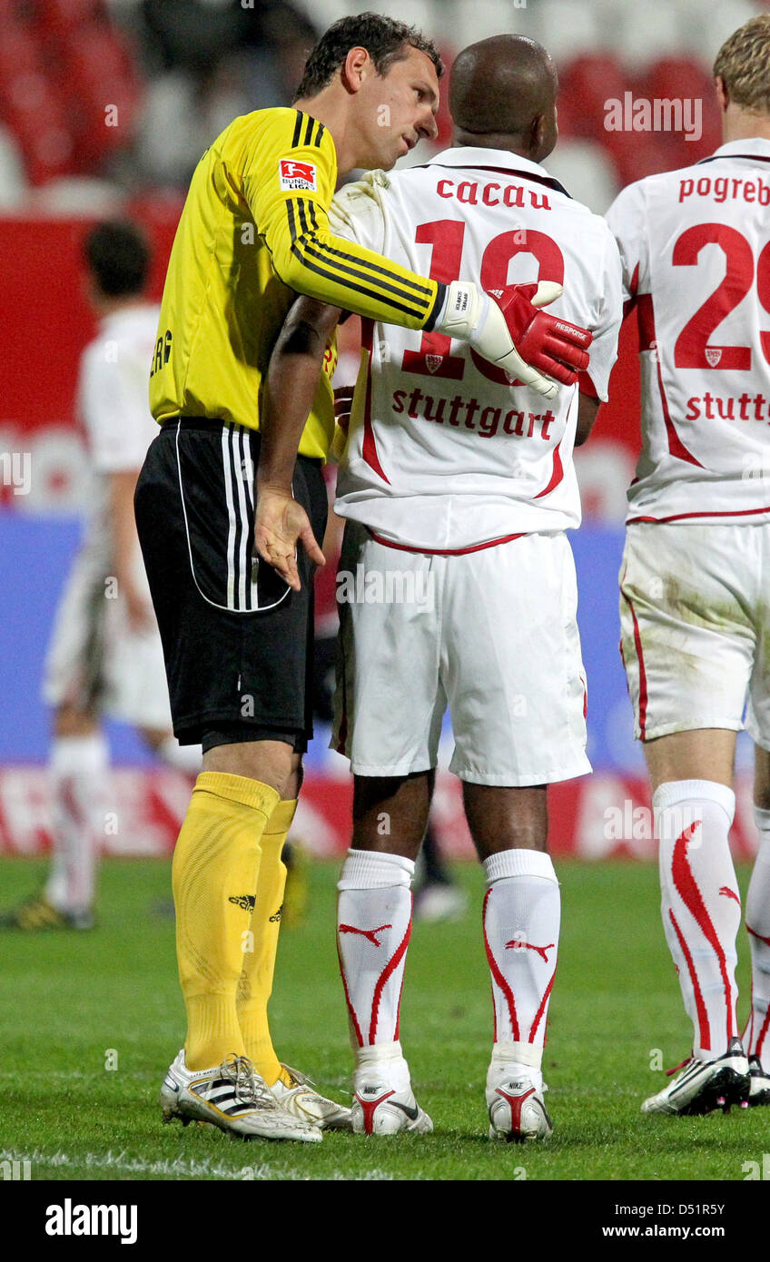 Gardien de Nuremberg Raphael Schaefer (L) vérifie la condition de Stuttgart Cacau (C) au cours de la Bundesliga allemande correspondent à 1.FC Nremberg contre le VfB Stuttgart au stade easyCredit à Nuremberg, Allemagne, 22 septembre 2010. Nuremberg a remporté le match avec 2-1. Photo : Daniel Karmann Banque D'Images