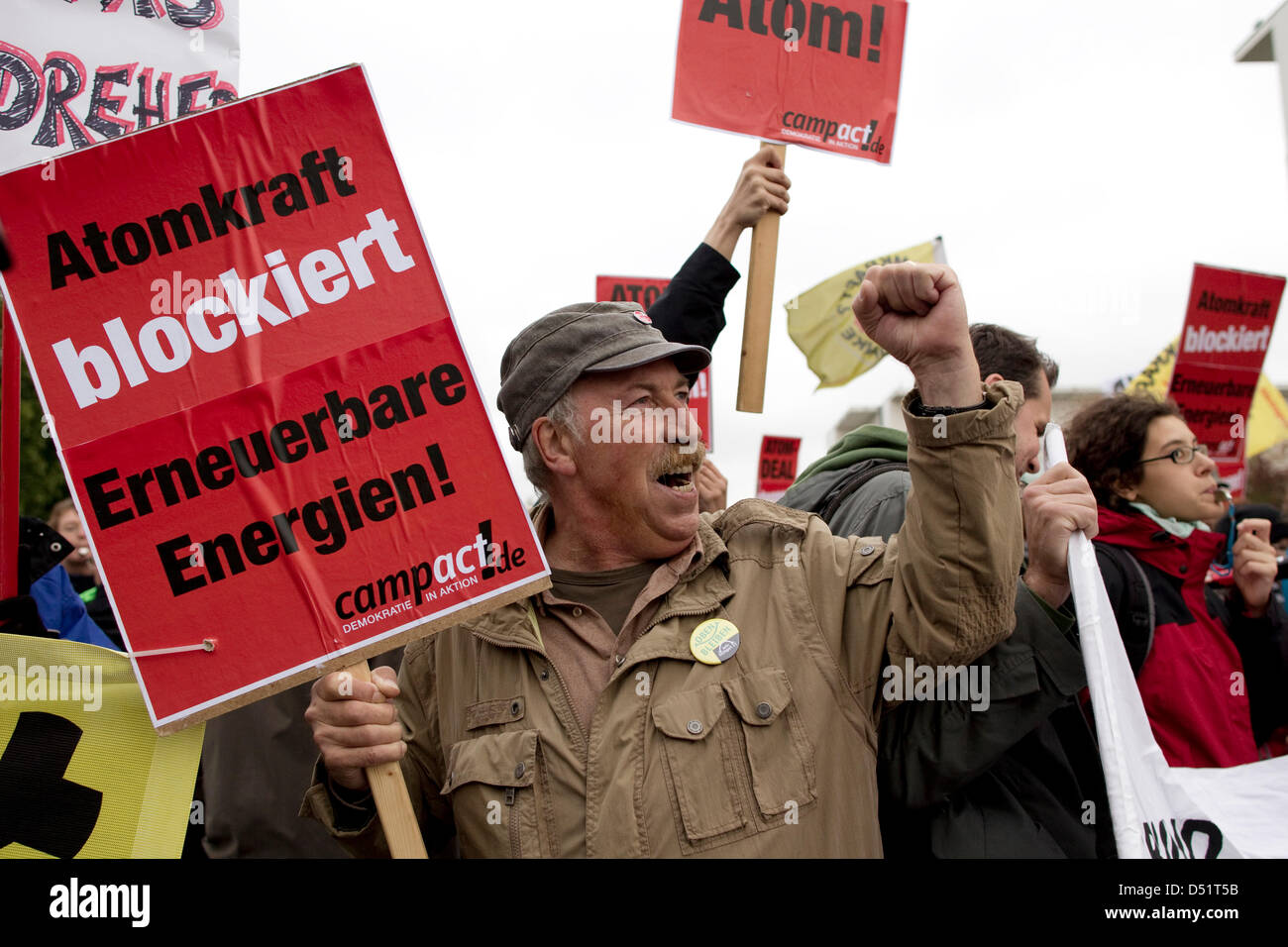 Demonstrants protester contre la prolongation de la durée de vie des centrales nucléaires allemandes en face de la chancellerie à Berlin, Allemagne, 28 septembre 2010. Le cabinet allemand a adopté le concept de l'énergie qui inclut la durée de vie prolongée pour les centrales nucléaires en Allemagne. Photo : Marcel Mettelsiefen Banque D'Images