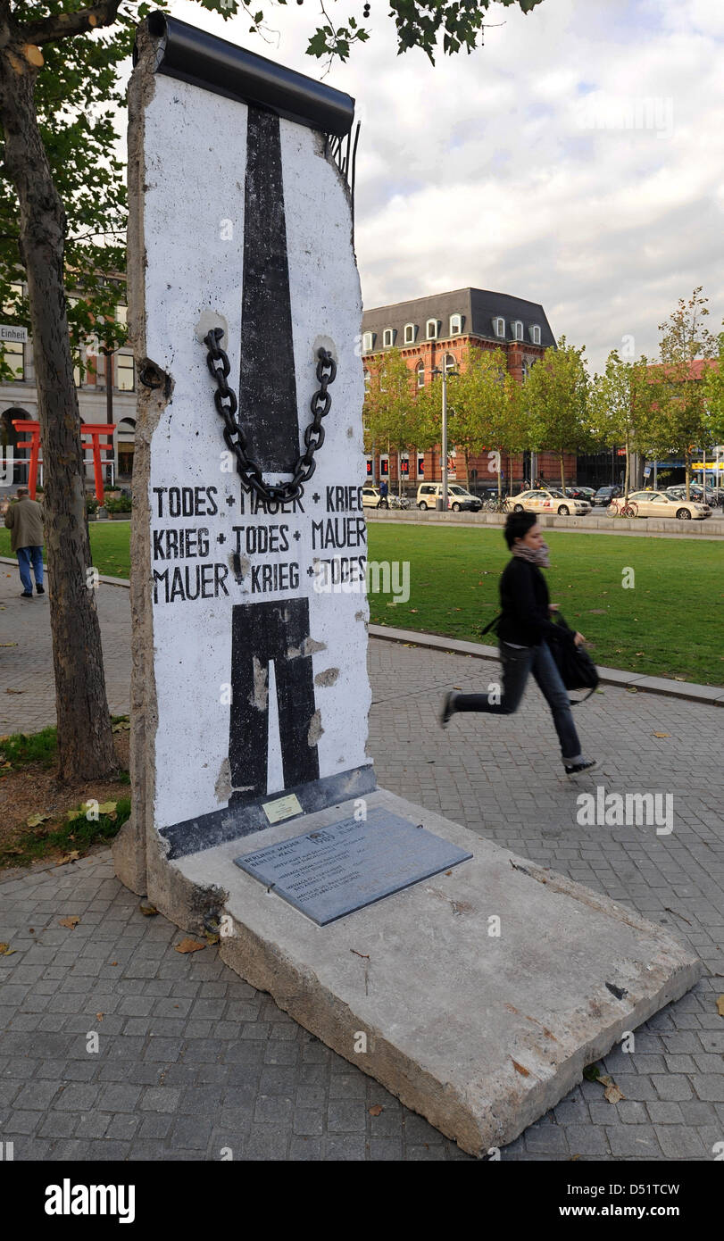 Un morceau du Mur de Berlin conçu par Ben Wagin est un prêt permanent sur la place de l'unité allemande en face de la gare centrale de Brême, Allemagne, le 28 septembre 2010. Le carre a été inauguré peu avant, Brême accueille la célébration de 20 ans d'unité allemande. Photo : INGO WAGNER Banque D'Images