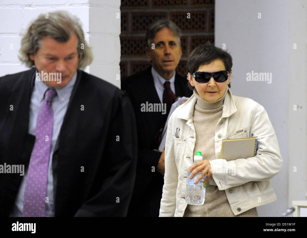Ex-RAF-terroristes Verena Becker arrive à la salle d'audience de la Haute cour régionale de Stuttgart avec ses avocats Hans Wolfgang Euler (L) et Walter Venedey (R) en Allemagne, Stuttgart-Stammheim, 30 septembre 2010. Le Procureur fédéral accuse la femme de 58 ans d'avoir été un complice dans l'assassinat de Siegfried Buback Procureur général fédéral et son bord le 7 Avr Banque D'Images