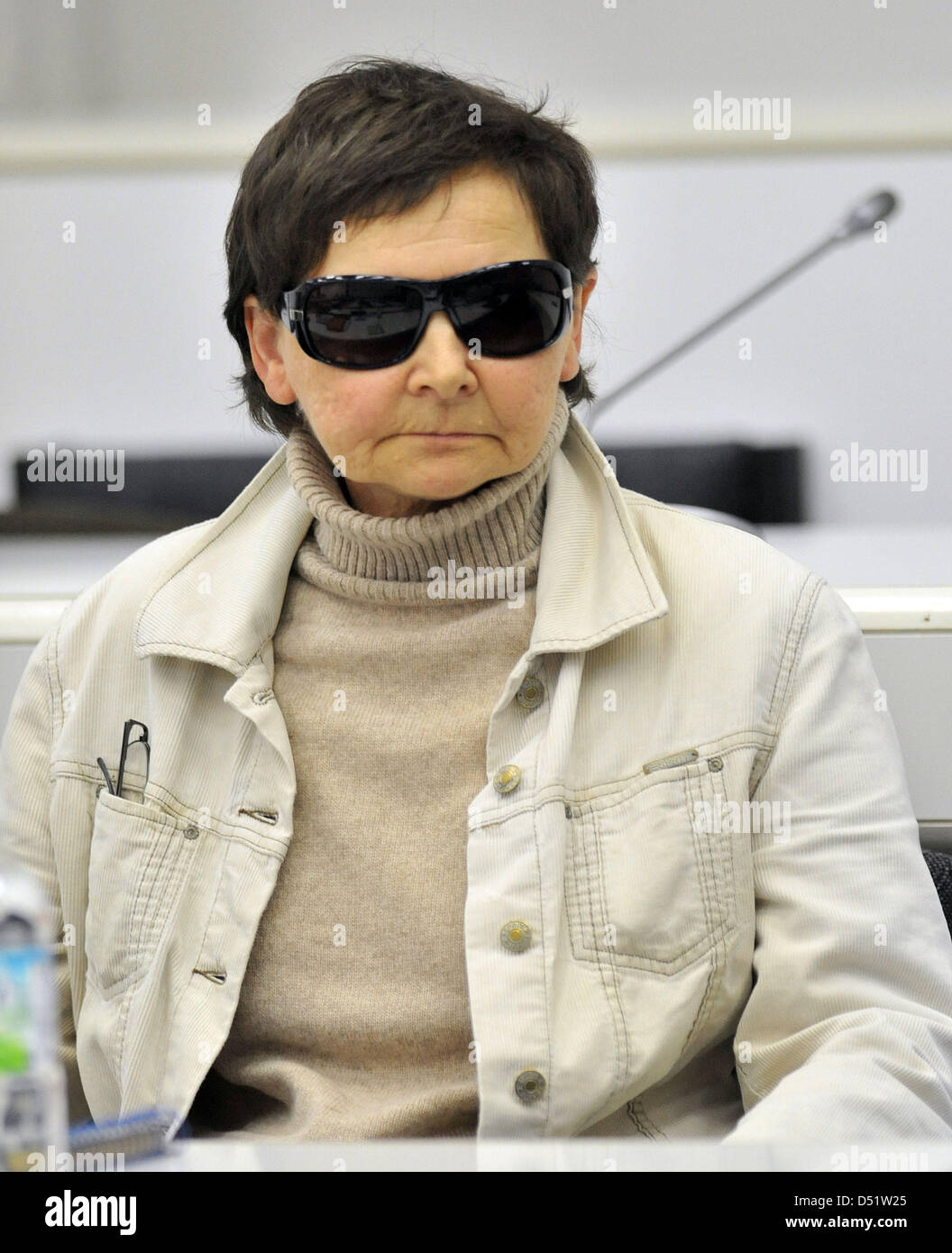 Ex-RAF-terroristes Verena Becker se trouve dans la salle d'audience de la Haute cour régionale de Stuttgart en Allemagne, de Stuttgart-Stammheim, 30 septembre 2010. Le Procureur fédéral accuse la femme de 58 ans d'avoir été un complice dans l'assassinat de Siegfried Buback Procureur général fédéral et son bord le 7 avril 1977 à Karlsruhe. Photo : Bernd Weissbrod Banque D'Images