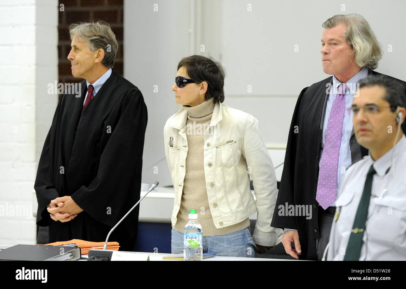 Ex-RAF-terroristes Verena Becker se tient dans la cour de la Haute cour régionale de Stuttgart avec ses avocats Hans Wolfgang Euler (L) et Walter Venedey (R) en Allemagne, Stuttgart-Stammheim, 30 septembre 2010. Le Procureur fédéral accuse la femme de 58 ans d'avoir été un complice dans l'assassinat de Siegfried Buback Procureur général fédéral et son bord le 7 avril 197 Banque D'Images