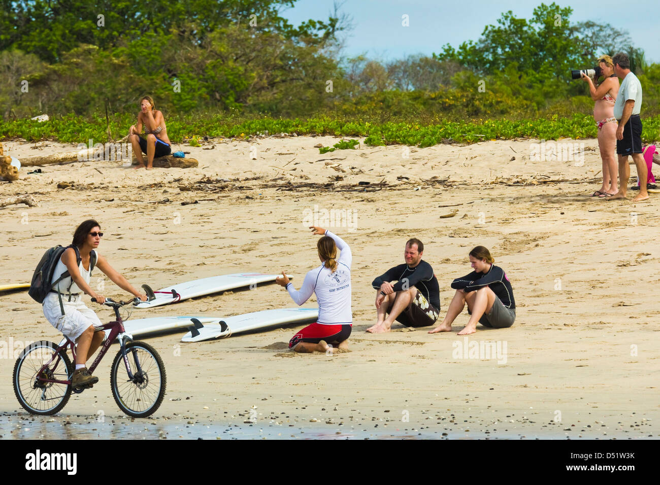 Leçon de surf en cours & Playa Guiones cycliste sur plage de surf, Nosara, Péninsule de Nicoya, Province de Guanacaste, Costa Rica Banque D'Images