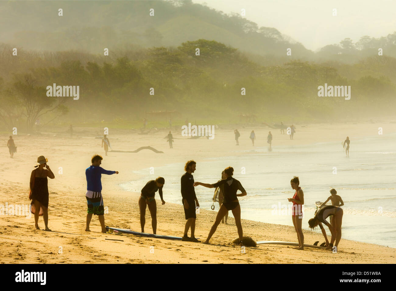 Leçon de surf en cours sur Playa Guiones Nosara Beach, surf, Péninsule de Nicoya, Province de Guanacaste, Costa Rica Banque D'Images